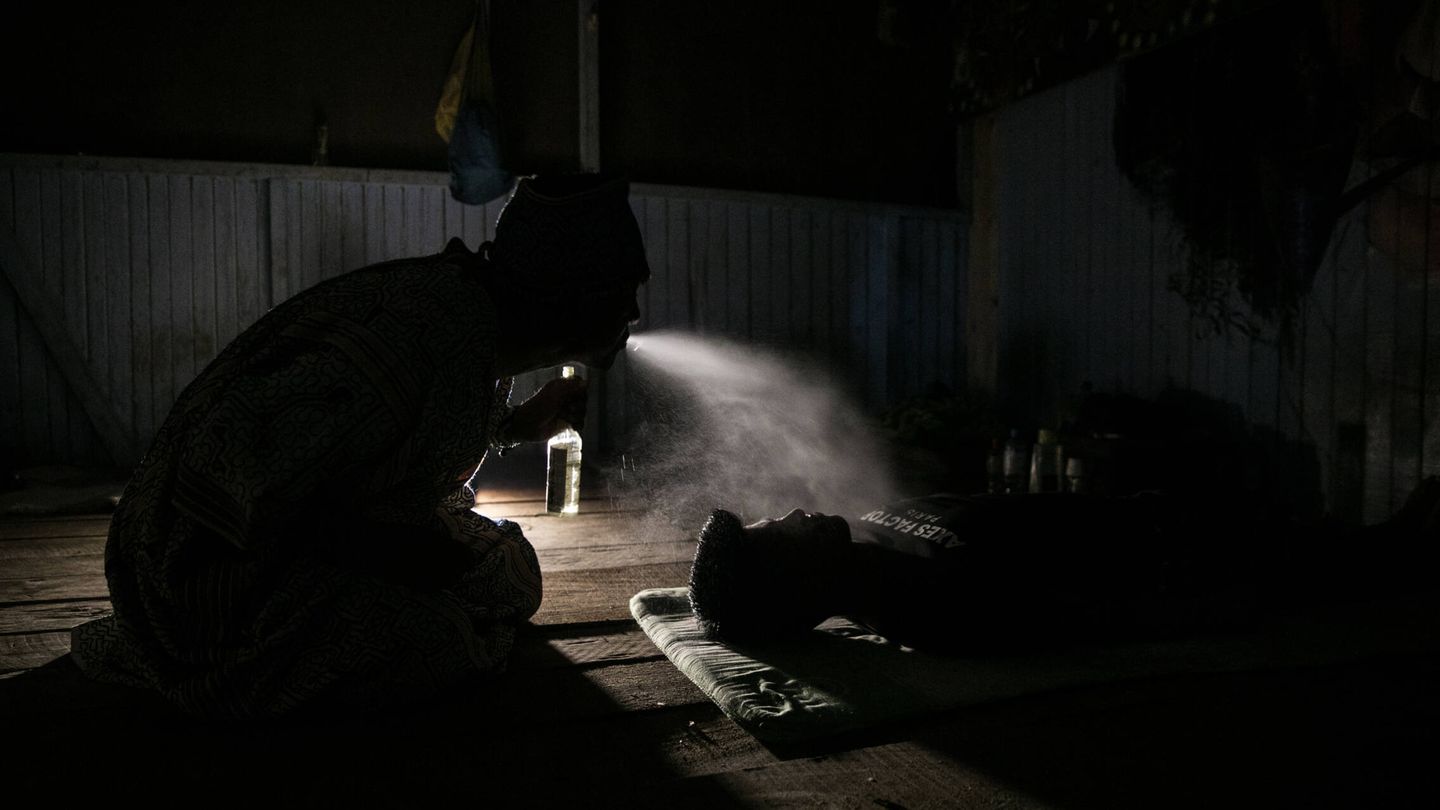El chamán de la nación shipibo Pedro Tangoa realiza un ritual de ayahuasca a un paciente que tuvo covid-19 en su 'maloca' en Yarinacocha. (Reuters/Sebastián Castañeda)