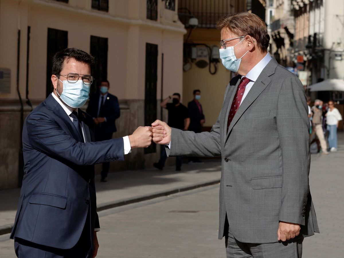 Foto: Pere Aragonès y Ximo Puig, minutos antes de su reunión en Valencia este miércoles. (EFE)