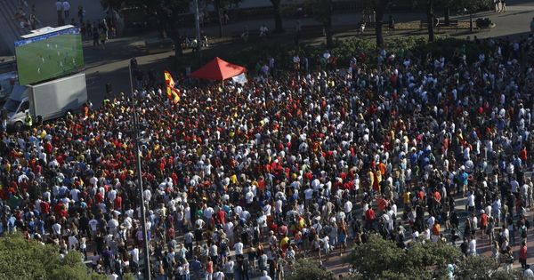 Foto: Cientos de personas en la plaza de Catalunya de Barcelona siguiendo la Eurocopa de 20016. (EFE)