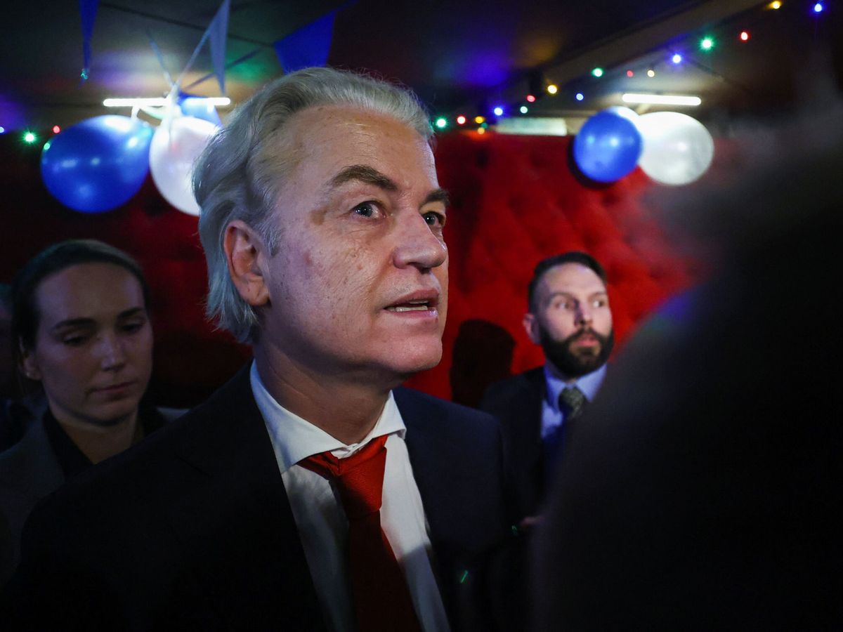 Foto: El político holandés de extrema derecha y líder del partido PVV, Geert Wilders, mira tras los sondeos a pie de urna y los primeros resultados de las elecciones parlamentarias holandesas. (Reuters / Yves Herman)
