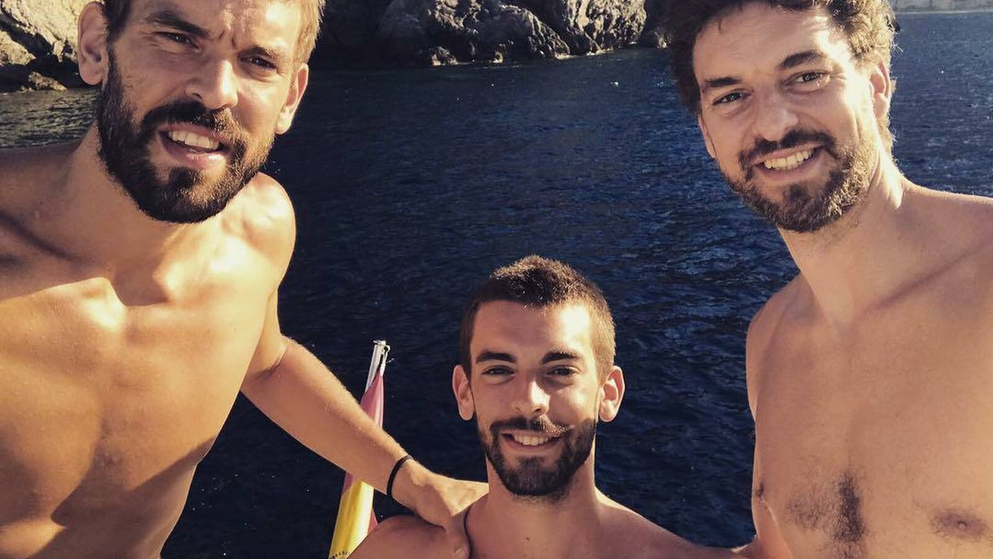 Adriá Gasol junto a sus hermanos, Pau y Marc, en Ibiza. (IG)