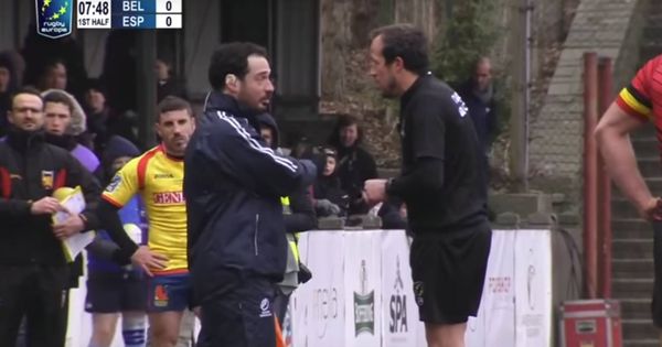 Foto: El linier Petrescu (i) con el chándal de la Federación rumana de rugby charlando con Iordachescu.