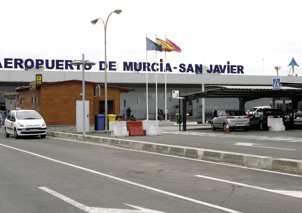 Foto: Vista de la terminal de pasajeros del aeropuerto de San Javier (Murcia). (EFE)