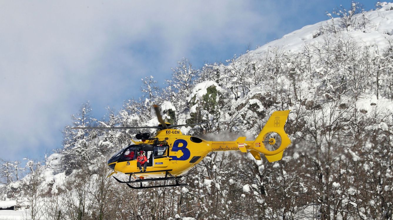 Helicóptero de los bomberos de Asturias, en tareas de rescate. (EFE)