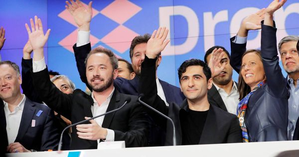 Foto: Los cofundadores de Dropbox Inc. celebran antes de tocar la campana de apertura del Nasdaq en la OPV de la compañía en Nueva York. (Reuters)