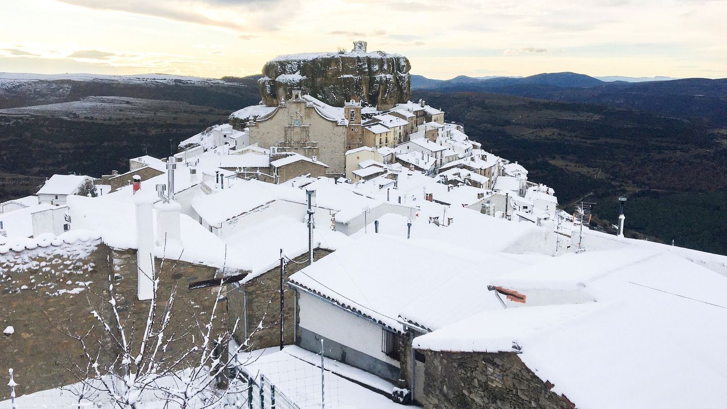 Las comarcas del norte de Castellón han acumulado hasta 15 centímetros de nieve en algunos puntos. (EFE/Domenech Castelló)