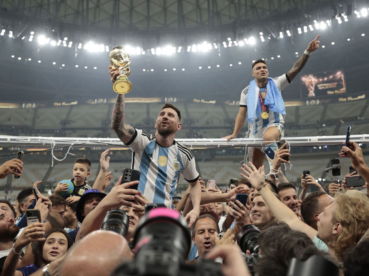 Foto: Messi ofrece la Copa del Mundo a los aficionados argentinos. (EFE/Juan Ignacio Roncoroni)