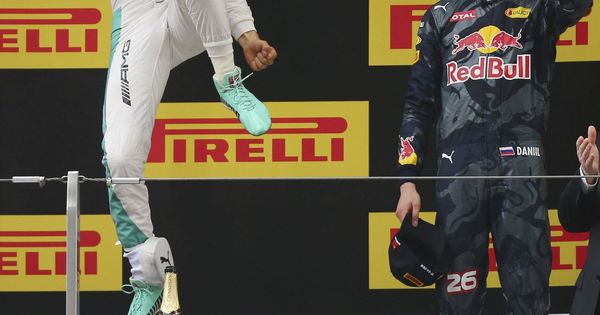 Foto: Podio del Gran Premio de China de 2016, con ROsberg saltando y Kvyat siendo piloto de Red Bull. (EFE)
