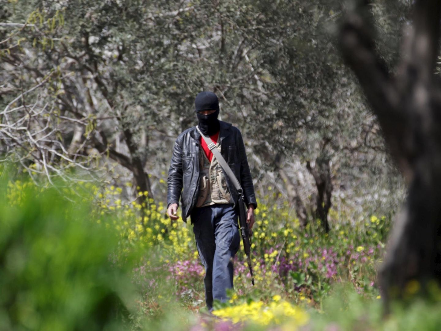 Un combatiente rebelde camina por el frente de Idlib, en el norte de Siria (Reuters).