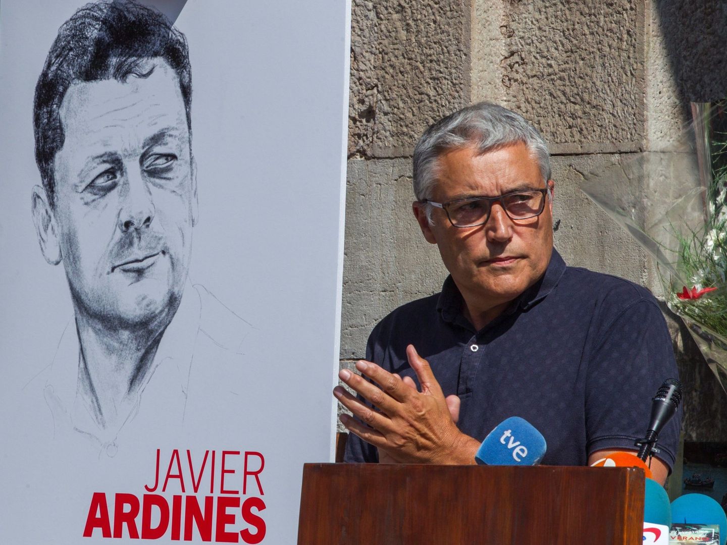 El ex coordinador general de IU en Asturias, y amigo personal de Javier Ardines, Manuel González Orviz, en un homenaje al edil asesinado (EFE)