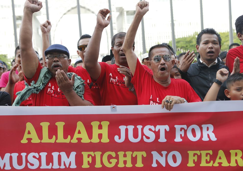 Foto: Musulmanes celebran la sentencia a las puertas de un juzgado en Putrajaya, Malasia. (Reuters)