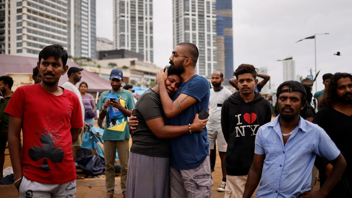 Cientos de personas protestan en Sri Lanka contra el desalojo de manifestantes