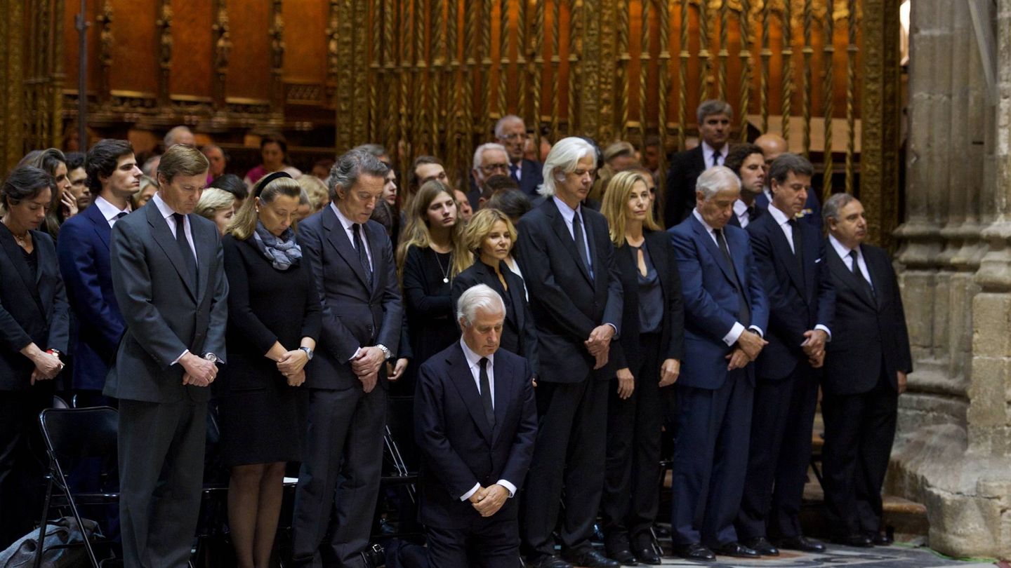 Los hermanos Martínez de Irujo en el funeral de la duquesa de Alba. (Getty)