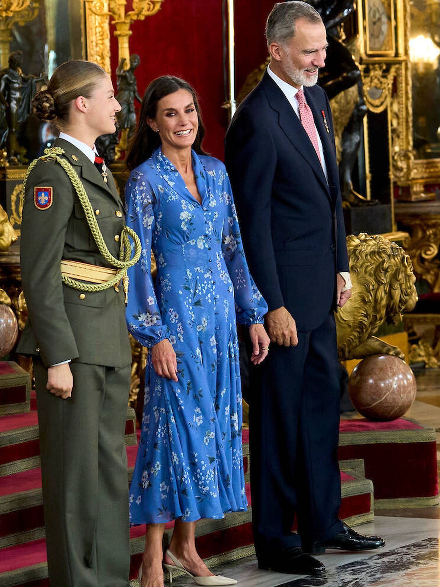Las sonrisas de la familia real, Leonor, Felipe y Letizia, durante la recepción en el Palacio Real. (LP)