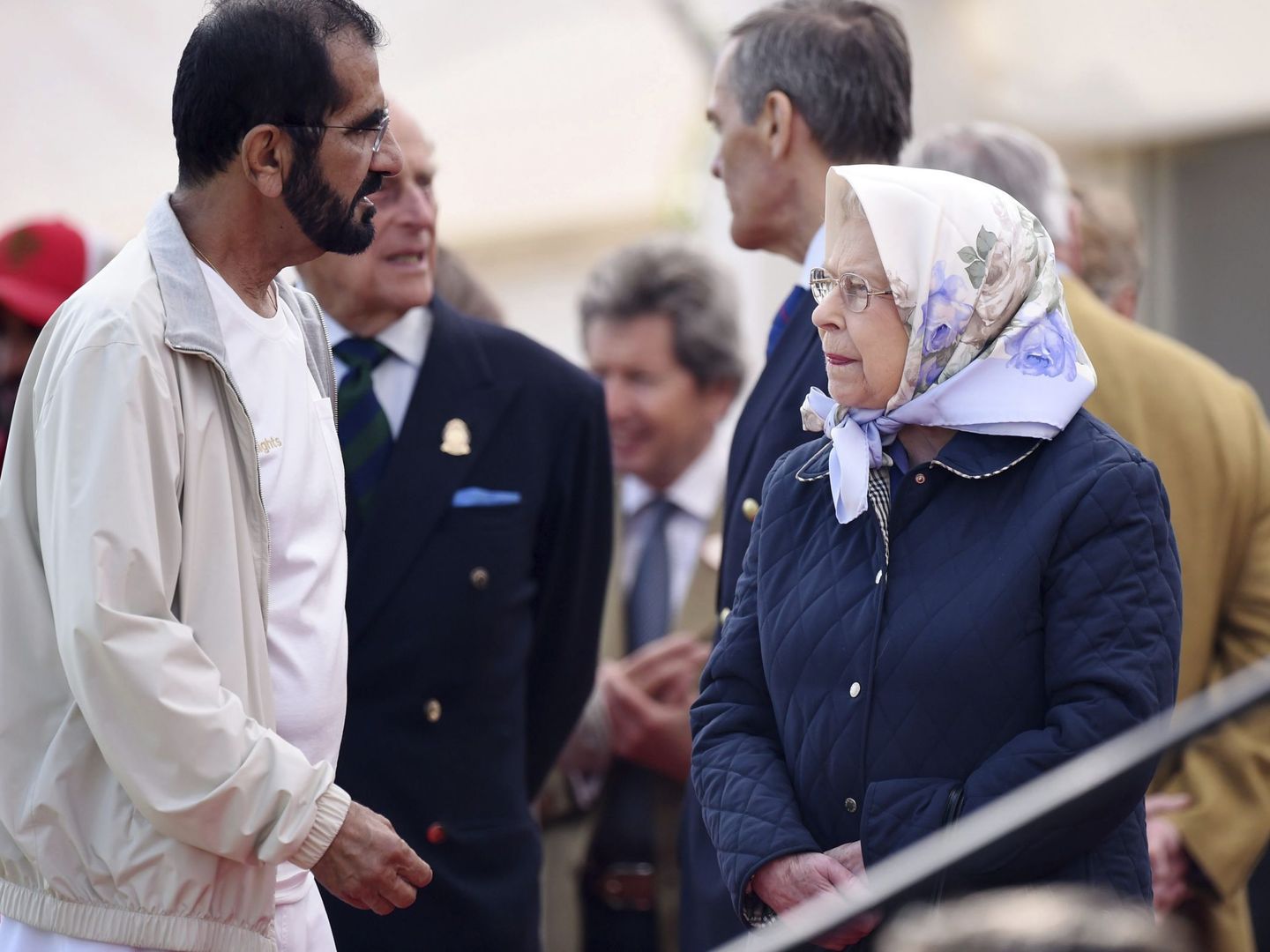 La reina Isabel II con el emir de Dubái durante el Windsor Royal Horse Show de 2016. (EFE)