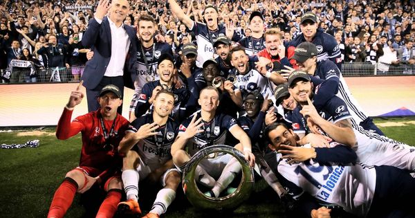 Foto: La plantilla y el entrenador del Melbourne Victory celebran el título de liga. (A-League)