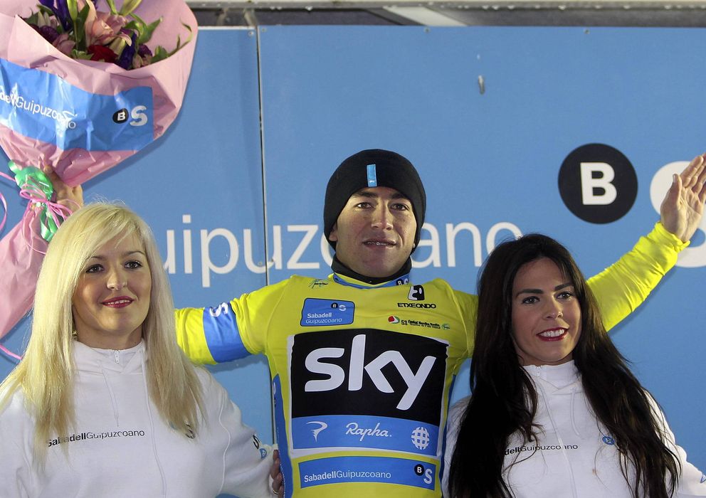 Foto: Sergio Henao, en el podio con el maillot de líder al finalizar la cuarta etapa de la 53ª Vuelta al País Vasco.