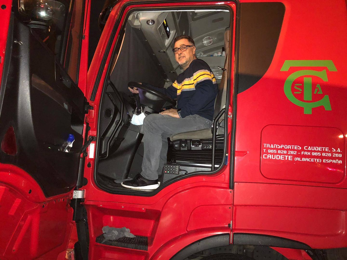 Manuel Pérez Tora, con su camión, atrapado a 60 kilómetros del Eurotúnel. (Cedida)
