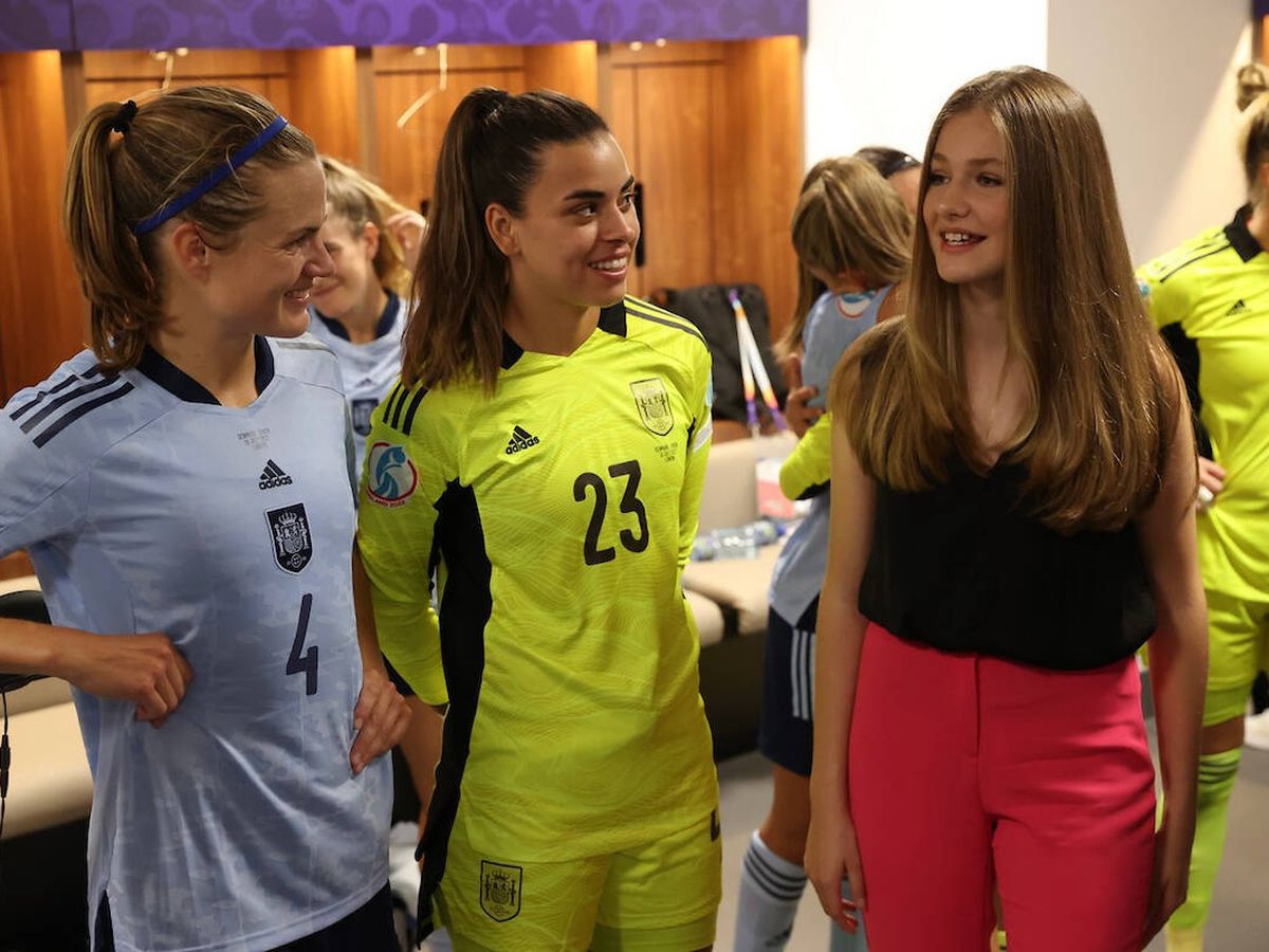 Foto: La princesa Leonor, hablando con las jugadoras de la selección de fútbol femenina. (Casa Real)