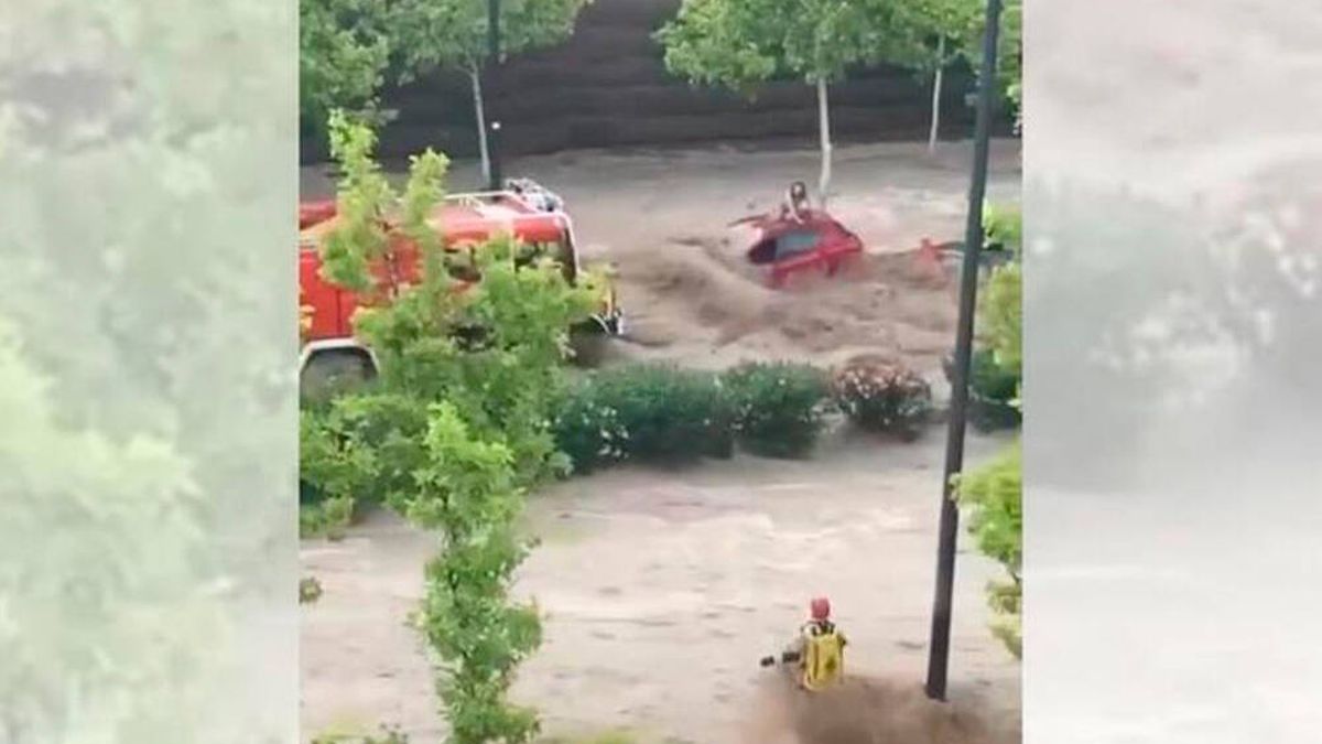 Angustioso rescate de una mujer atrapada en su coche tras la fuerte tormenta en Zaragoza