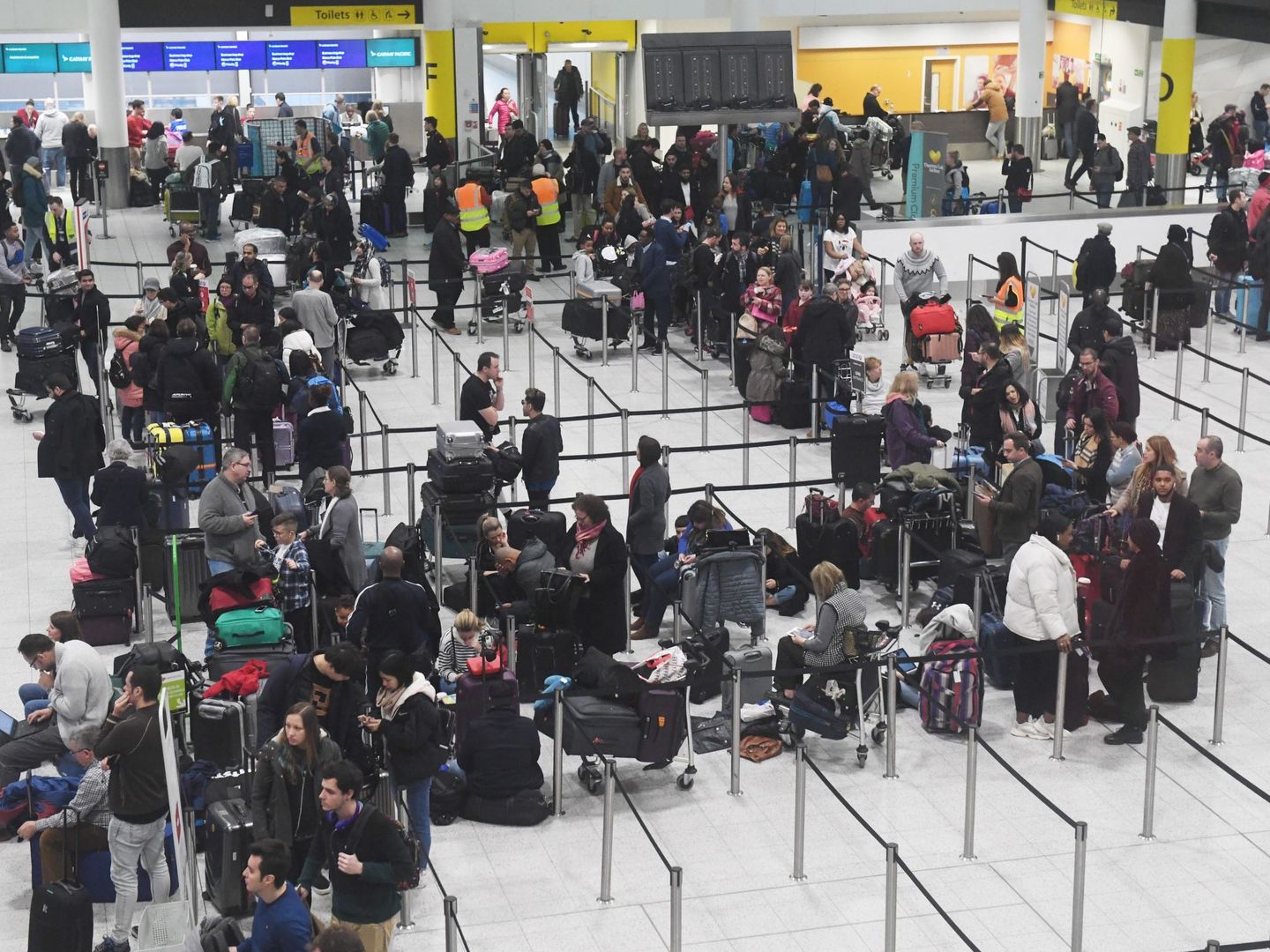 Varios pasajeros aguardan en el aeropuerto de Gatwick en Londres. (EFE)