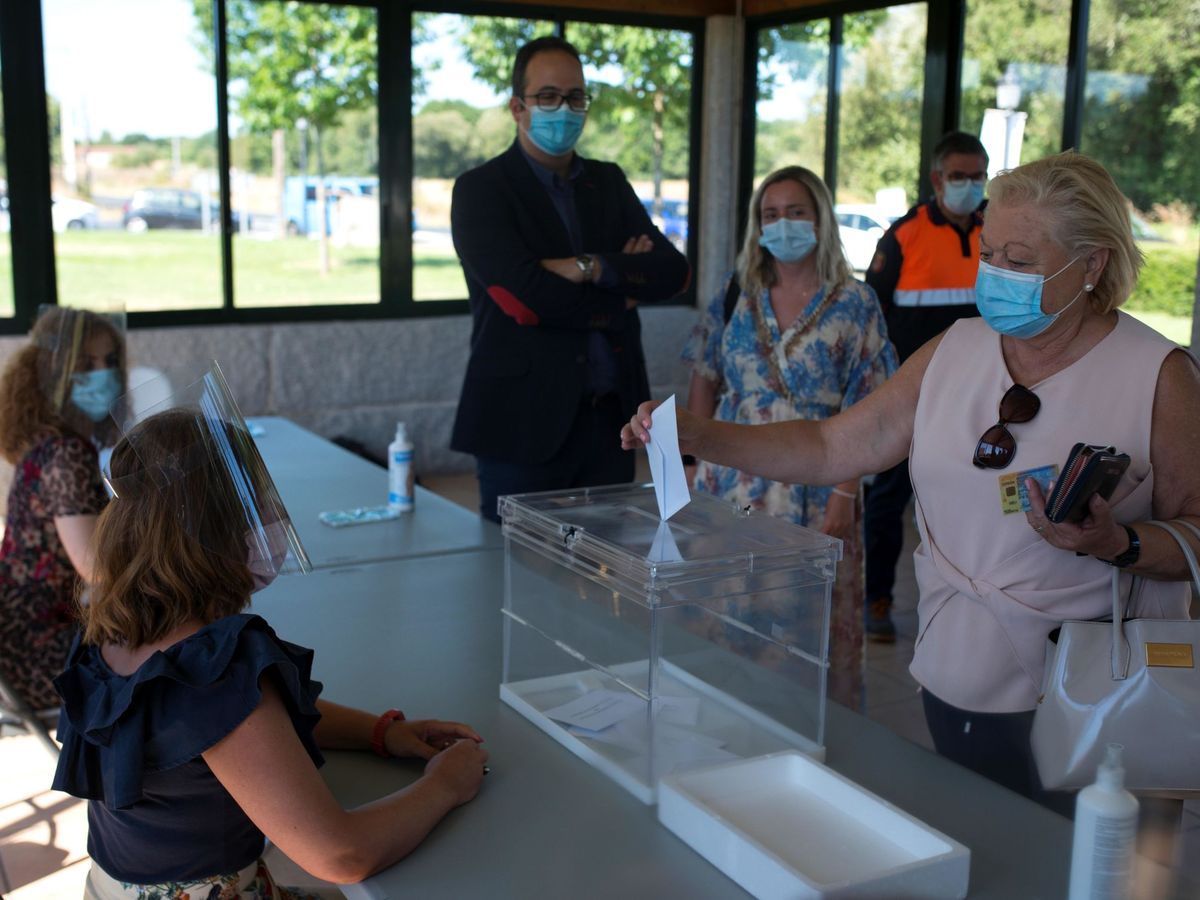 Foto: Votación simulada durante la visita a un colegio electoral antes de las elecciones gallegas. (EFE)