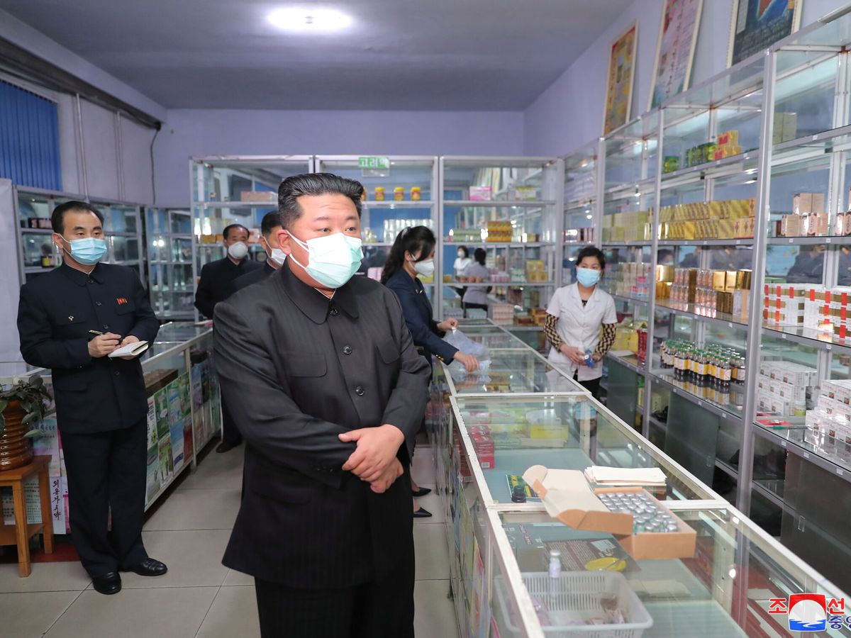Foto: Kim Jong-un, en una farmacia. (EFE/EPA/KCNA)
