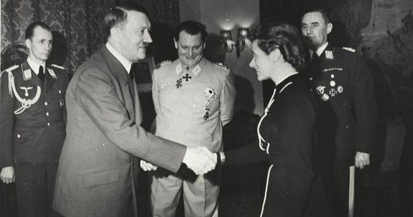 Foto: La ceremonia de entrega de la Cruz de Hierro, en 1941. (Bundesarchiv)