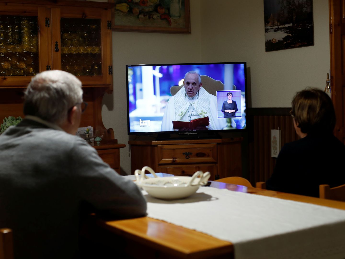 Italianos siguiendo al Papa desde sus hogares. (EFE)