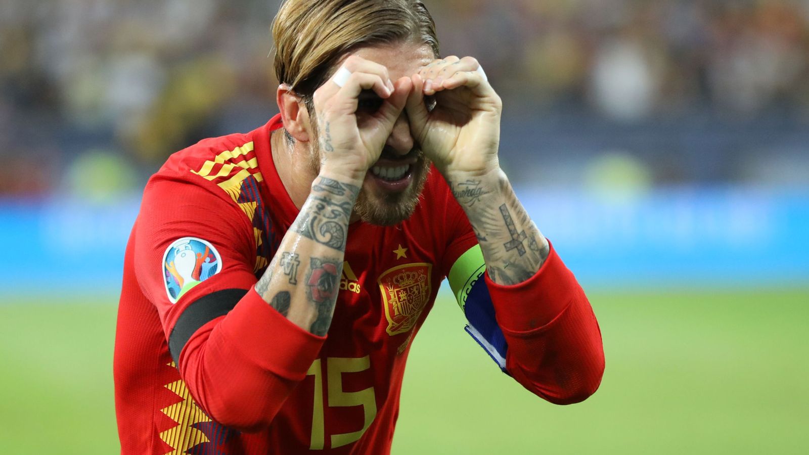 Foto: Sergio Ramos celebra el gol de penalti en Rumanía con un gesto imitando unas gafas. (EFE)