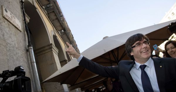 Foto: El presidente cesado de la Generalitat de Cataluña, Carles Puigdemont, a su salida de un restaurante de Girona. (EFE)