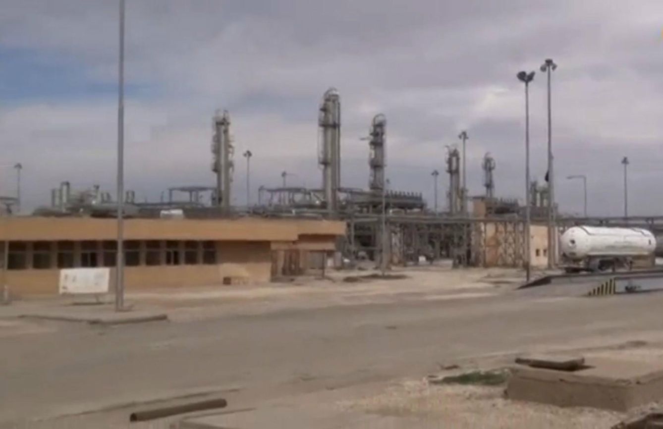 Captura de un video que muestra las instalaciones petrolíferas utilizadas por el ISIS en Al Shadadi, Siria, tras su reconquista (Reuters)