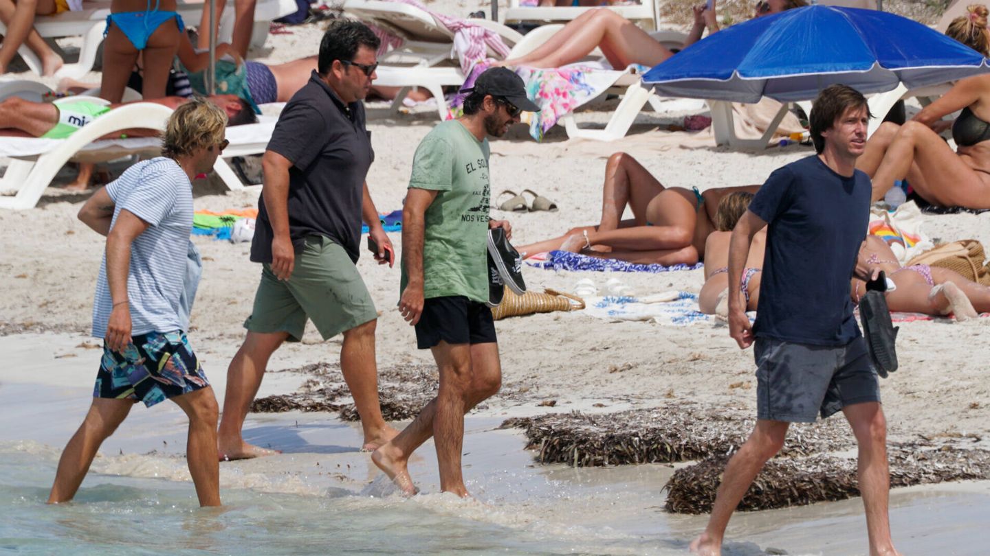 Felipe Cortina y Álvaro Falcó, junto a otros amigos entre los que se encontraba Carlos, este verano en Ibiza. (Gtres)