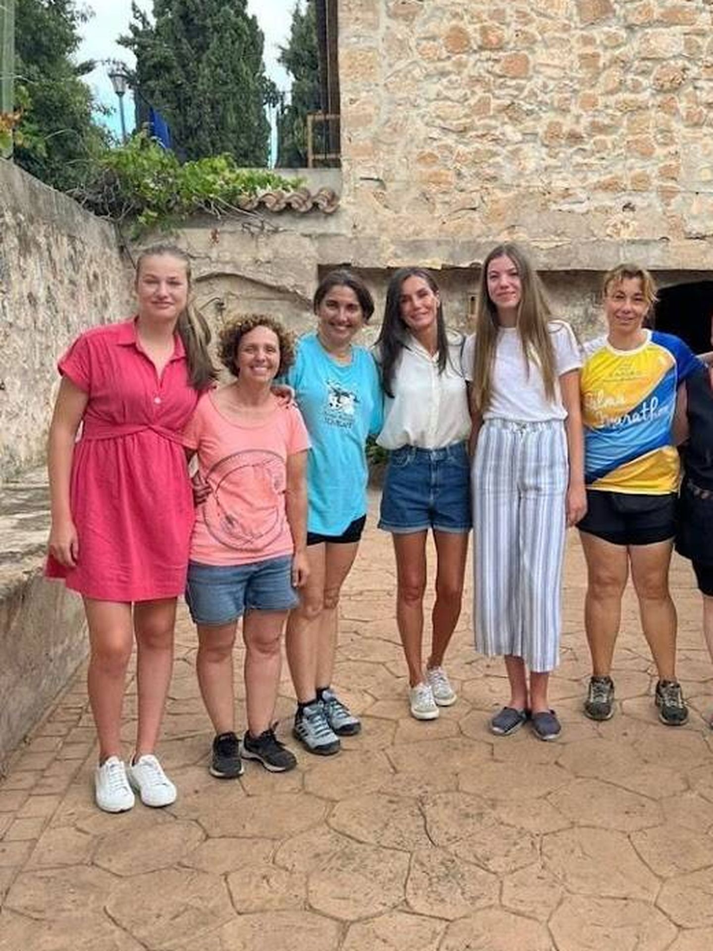 Letizia ha visitado con sus hijas, Leonor y Sofía, la Granja Escola Jovent. (Instagram/@granjaescolajovent) 