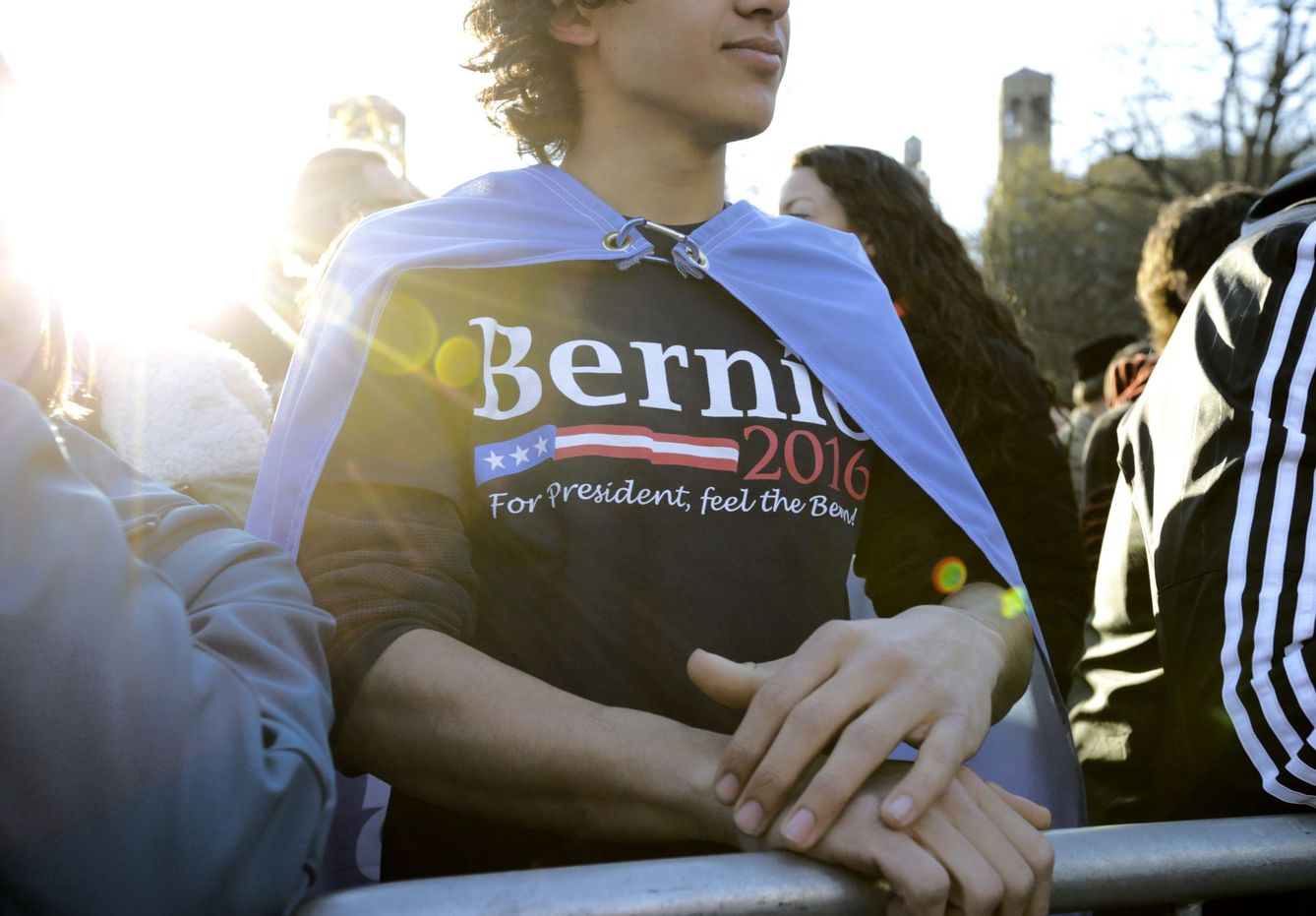 Un simpatizante de Bernie Sanders durante un acto en Washington Square Park, en Nueva York (Efe).