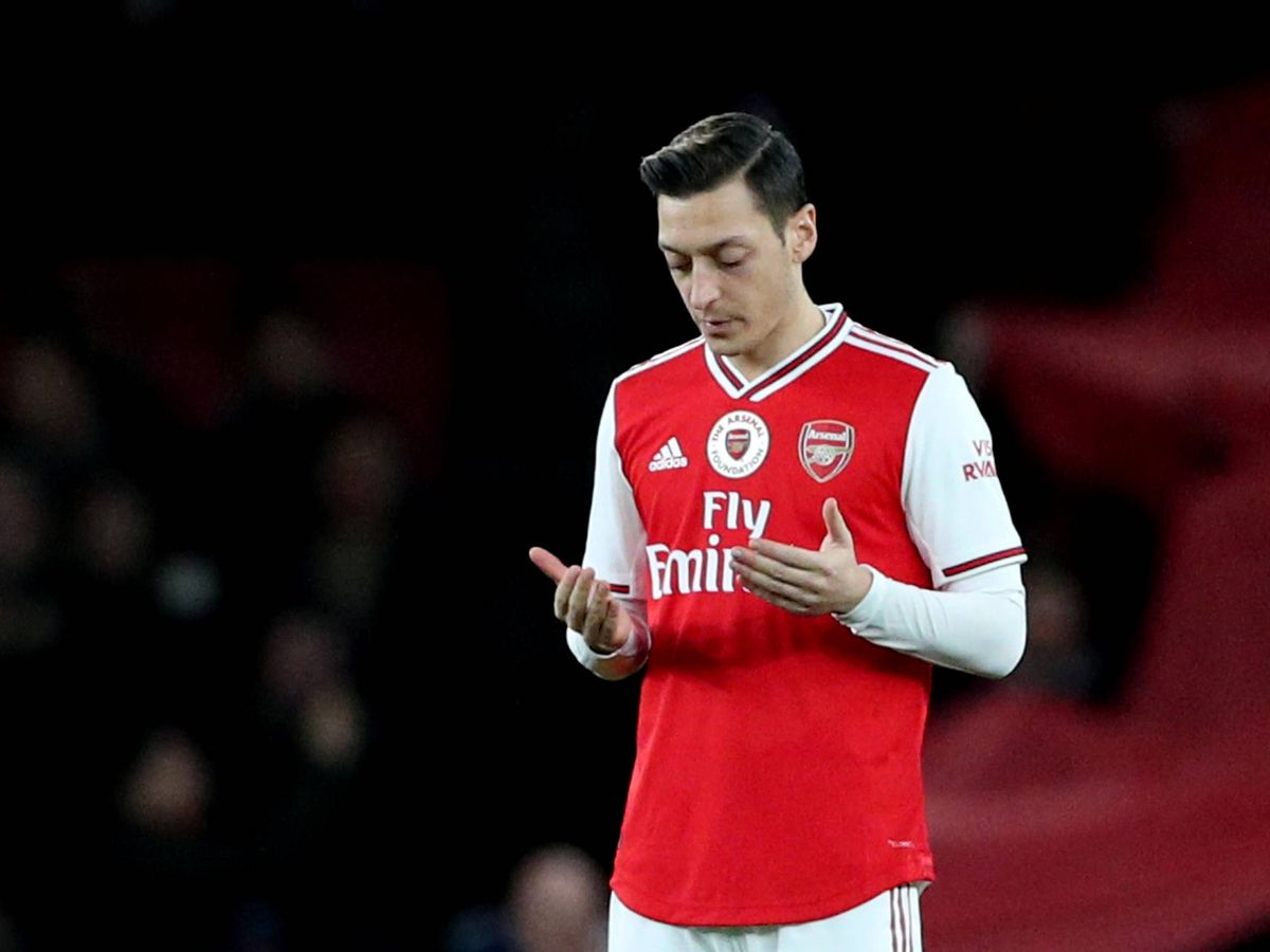 Foto: Mesut Özil antes del Arsenal-Manchester City jugado este domingo. El partido no se emitió en China tras un tuit suyo. (Reuters)