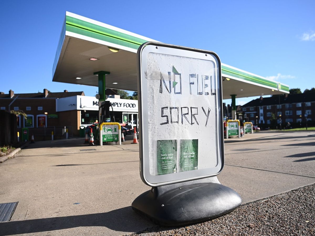 Foto: Un cartel indica que no queda combustible frente a una gasolinera en Londres, Reino Unido. (EFE)