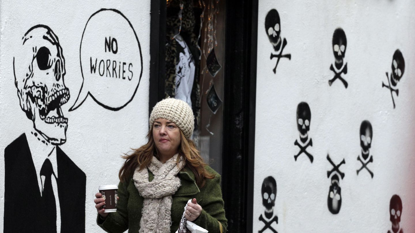 Una mujer pasa ante un grafitti en el centro de Dublín que dice: 'No hay de qué preocuparse' (Reuters).