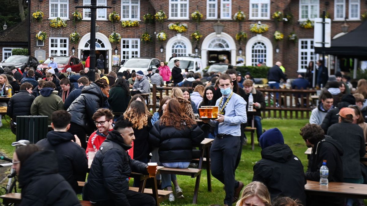 Nevando, pero en el 'pub': los ingleses no perdonan el primer día de la desescalada