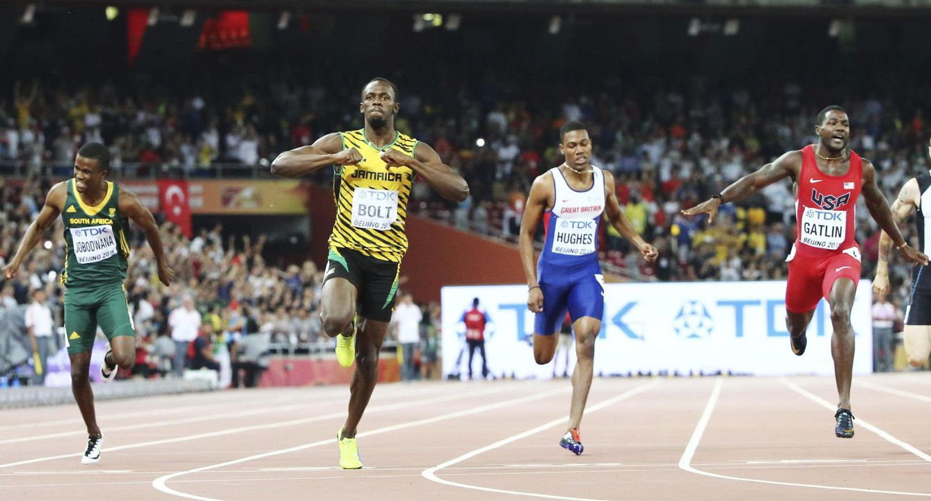 Foto: Bolt entró en meta señalándose como el número 1 (EFE).
