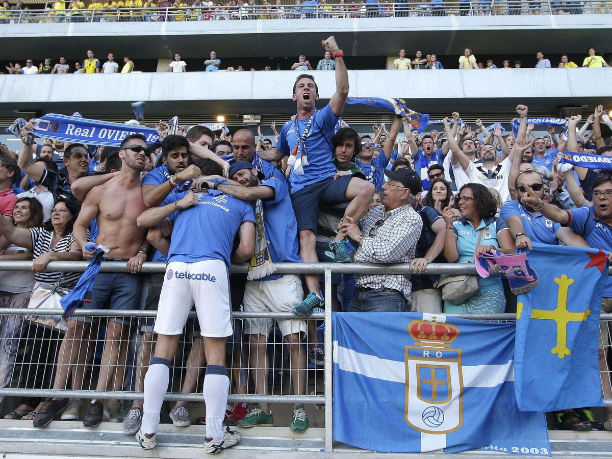 Foto: Aficionados del Real Oviedo celebran un gol. (EFE)