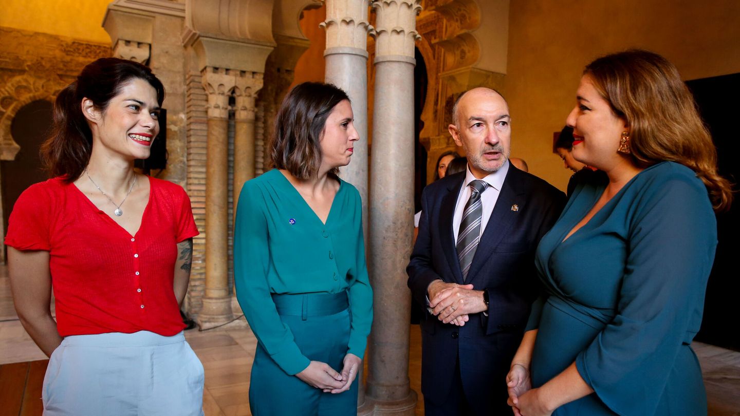 Irene Montero (2i), Ángela Rodríguez Martínez (d) e Isa Serra (i) conversan con el delegado del Gobierno en Aragón, Antonio Beltrán (2d). (EFE/Javier Cebollada)