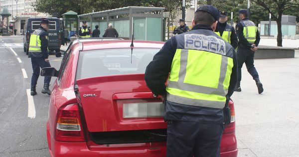 Foto: Varios agentes revisan un vehículo en un control policial. (EFE)