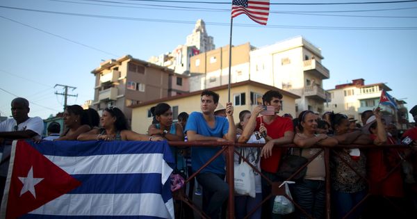 Foto: Un cubano sostiene una bandera estadounidense durante un desfile cerca de la embajada de EEUU en La Habana. (Reuters)