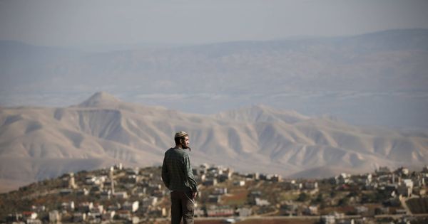Foto: Un colono observa desde un punto de observación el pueblo de Duma, en Cisjordania, en enero de 2016. (Reuters)    
