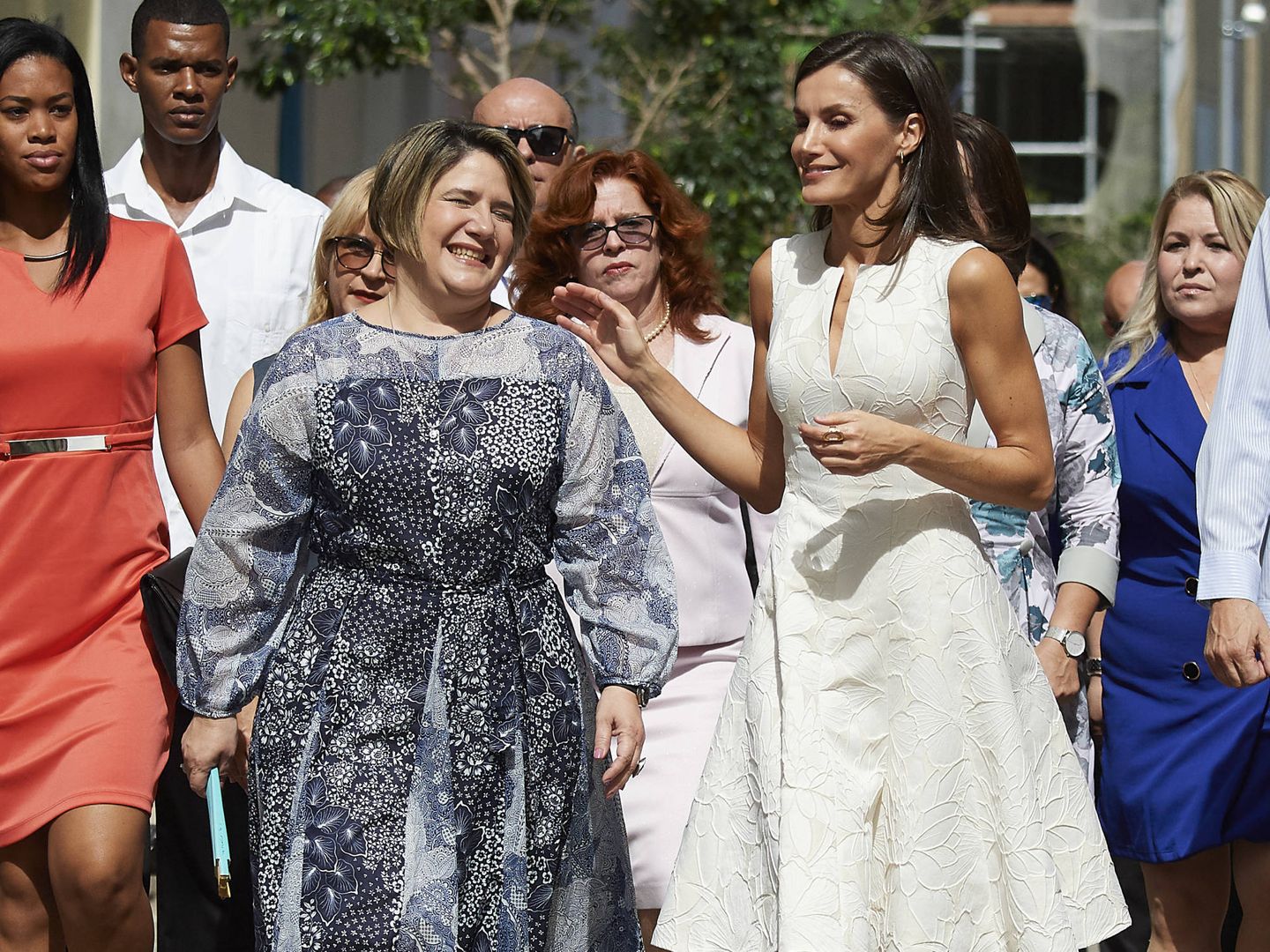 La Reina con la primera dama por las calles de La Habana. (Getty)