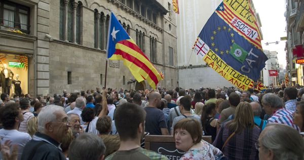 Foto: Un grupo de manifestantes exige que el alcalde de Lleida, Àngel Ros, acceda a ceder espacios municipales para celebrar el referéndum. (EFE)
