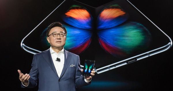 Foto: DJ Koh, CEO de Samsung, durante la presentación del Galaxy Fold. (Efe)