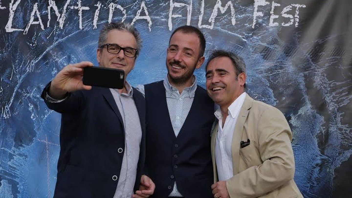 Jose Luis Tous, móvil en mano, se fotografía junto a los otros cofundadores de Filmin, Jaume Ripoll y José Antonio de Luna (EFE)