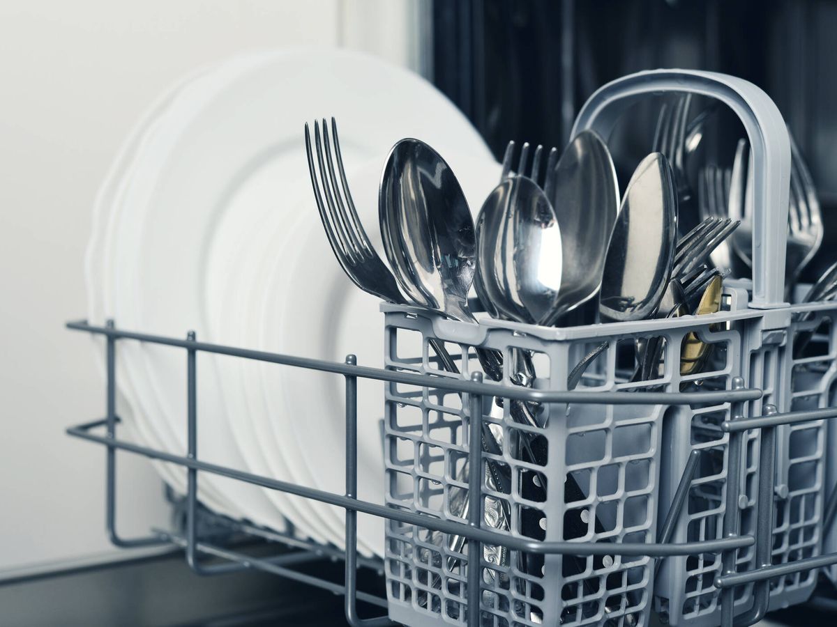 Foto: Tres trucos caseros de lavar los platos cuando te quedas sin pastillas del lavavajillas (iStock)